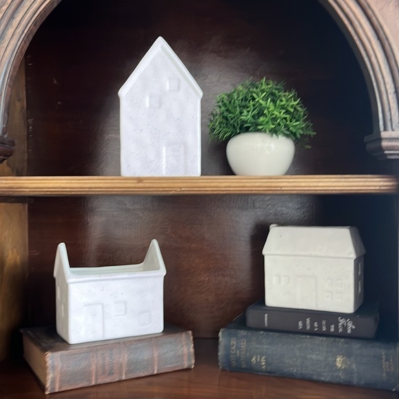 Three white speckled ceramic house planters - Picture 2 of 5